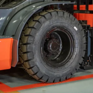 tipo-de-llanta-neumatica-para-montacargas